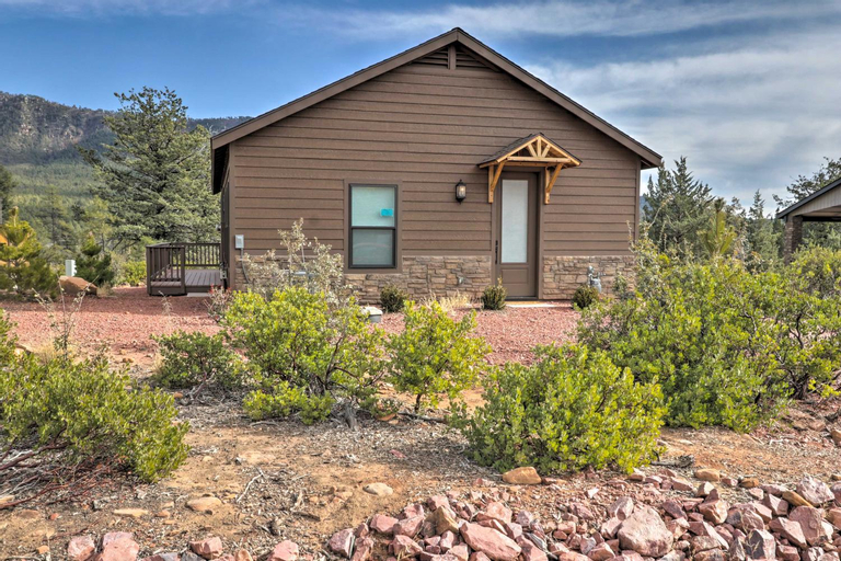 Lavish Pine Cabin with Hot Tub, Deck and Mountain View, Gila