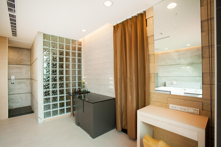 Bathroom 14