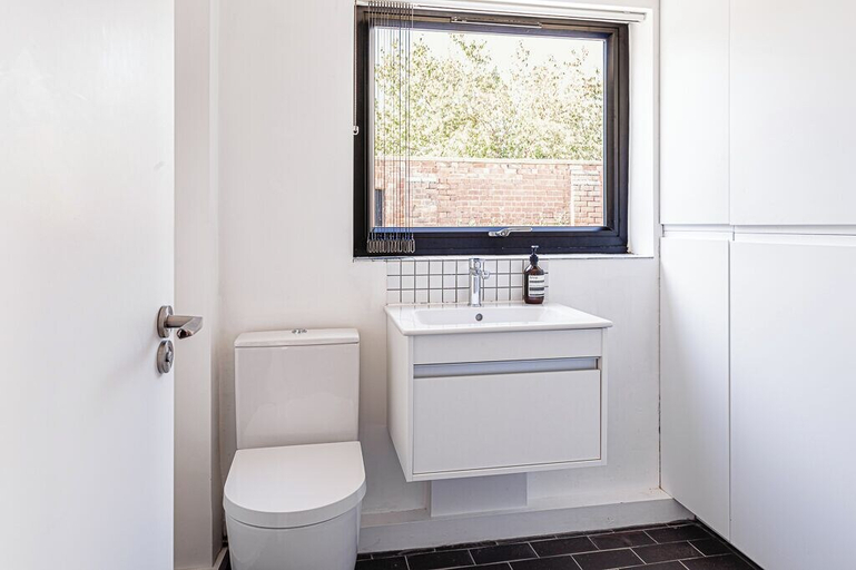 Bathroom 3, Mid-Century Modern Style 1BD with Garden, Gloucestershire