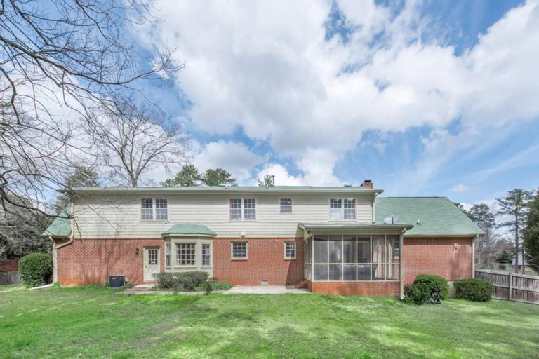 Stunning Spacious Farmhouse Near Atlanta 9 Beds, Clayton