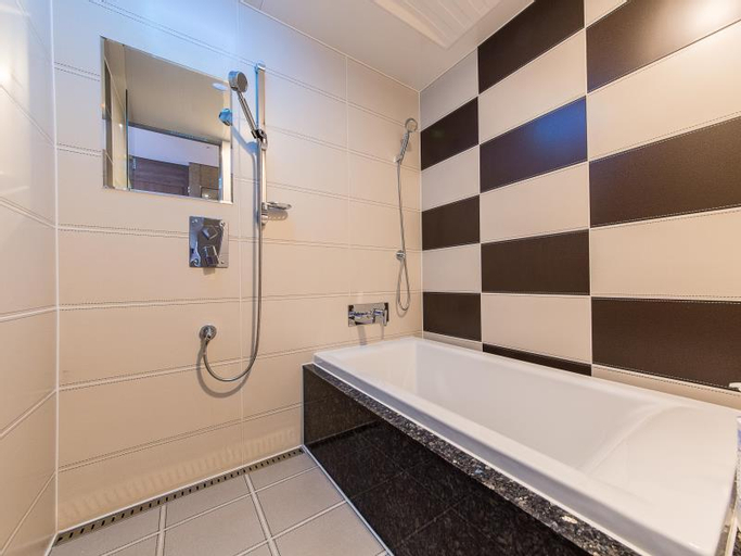 Bathroom 14