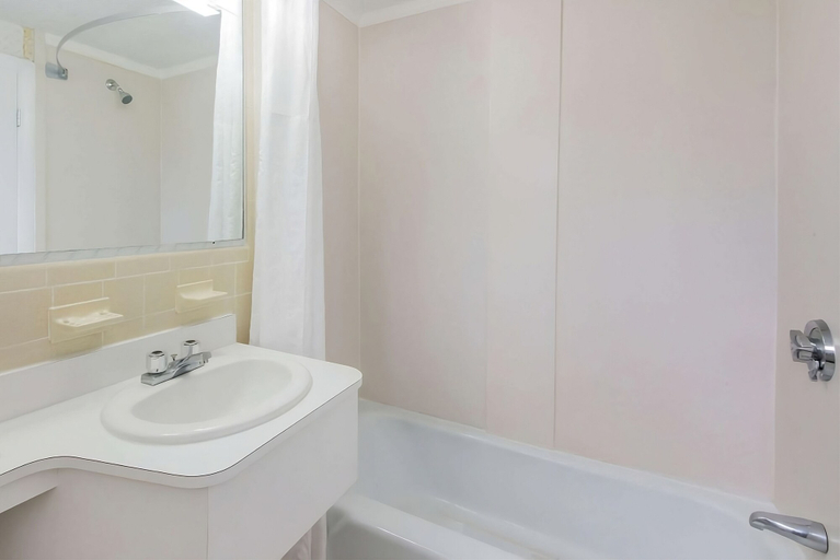 Bathroom 5, Relax Inn Cape Cod, Barnstable