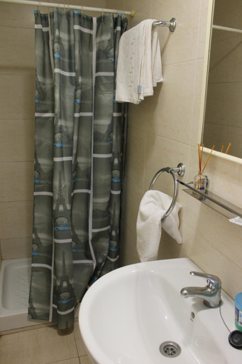 Shower 3, Hostal Cal Siles, Barcelona