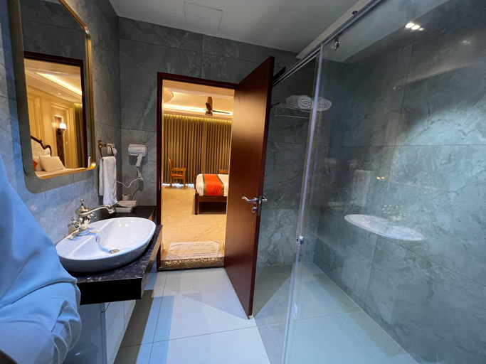 Bathroom 3, British County Resorts, Idukki