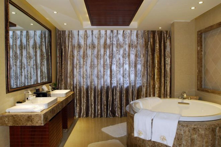 Bathroom 4, HaiDe Zhuofan Hot Spring Hotel, Hulunbuir