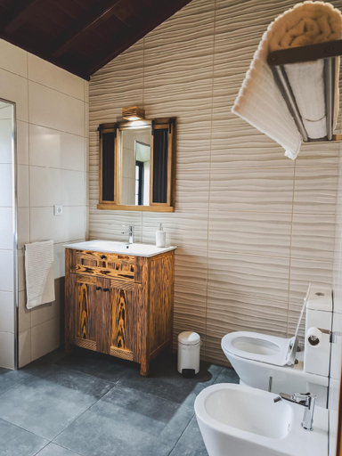 Bathroom 3, Laura's Cottage AL, Velas
