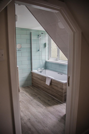 Bathroom 4, The Lodge at Meyrick Park, Bournemouth