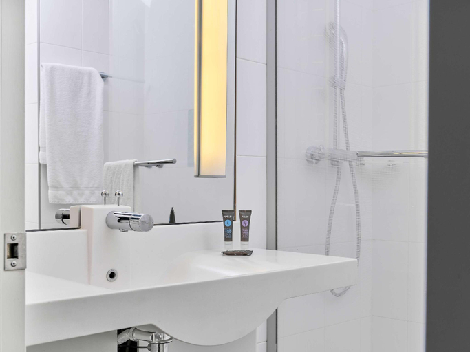 Bathroom 13
