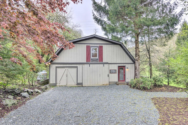 Upscale Rustic Duplex on Stream, Near Blowing Rock, Watauga