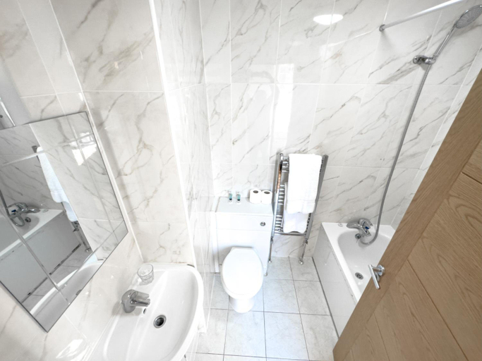 Bathroom 5, Baylis House Hotel, Slough