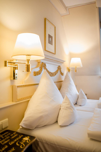 Bedroom 4, Romantik Hotel & Restaurant Fürstenhof, Landshut