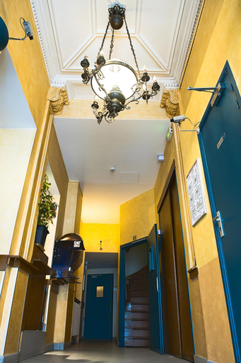 Others, Hotel de Milan, Paris