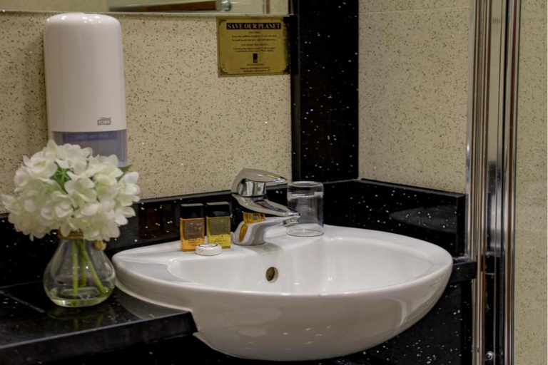 Bathroom, Baylis House Hotel, Slough