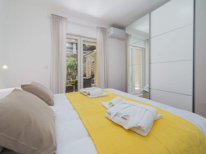 Room 2, Apartments Ema-two Bedroom Apartment With Sea View, Ploče