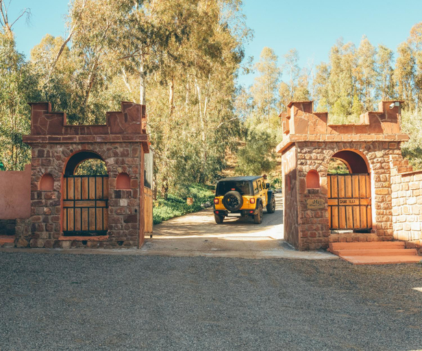 Exterior & Views