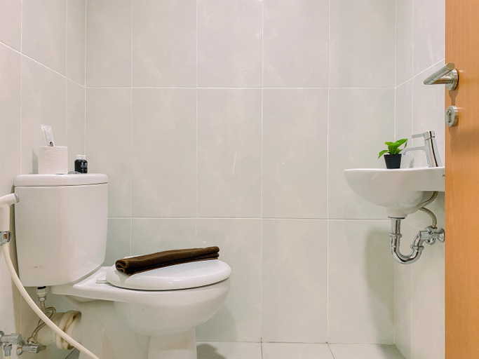 Bathroom 5, Comfy and Minimalist Studio Apartment at Evenciio Margonda By Travelio, Depok
