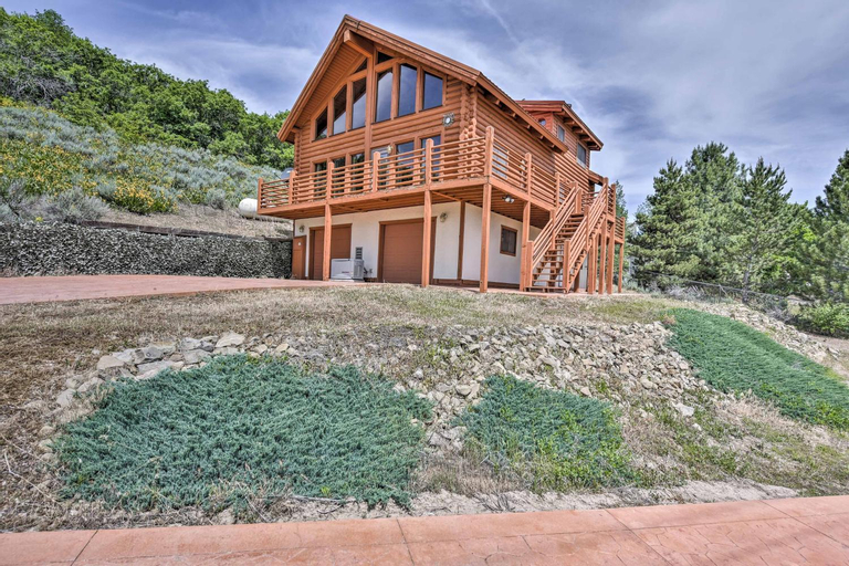 Spacious Hilltop Cabin with Deck and Scenic Views!, Weber