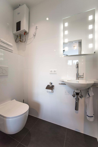 Bathroom 3, Amsterdam Beach Zandvoort Studio s, Zandvoort