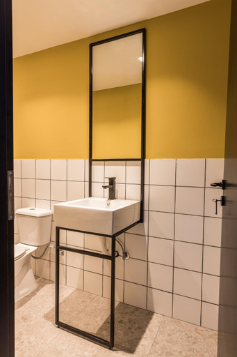 Bathroom 5, BEDWAVE Seaside Mansion, Attica