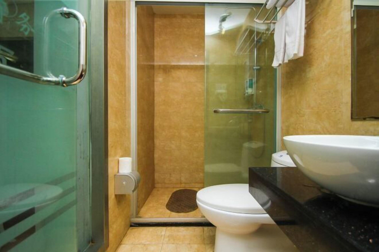 Bathroom 3, Yiyezhou Business Chain Hotel, Changzhou