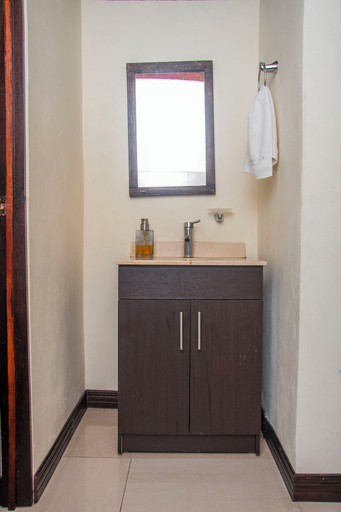 Bathroom 3, Aloj Entero 1km Juan Santamaría Airport, Alajuela