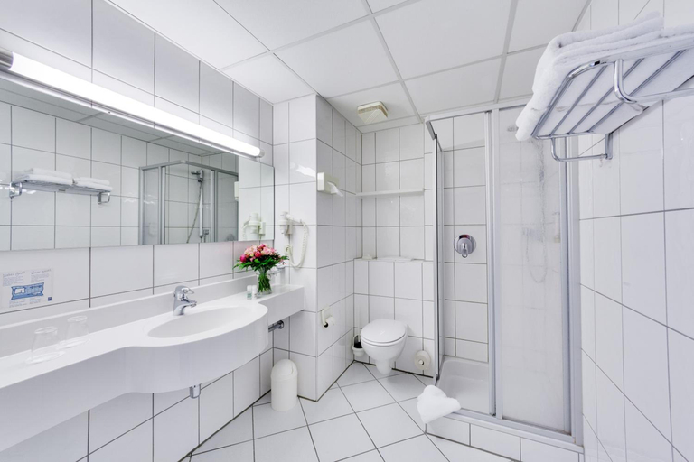Bathroom 4, Trans World Hotel Columbus, Offenbach