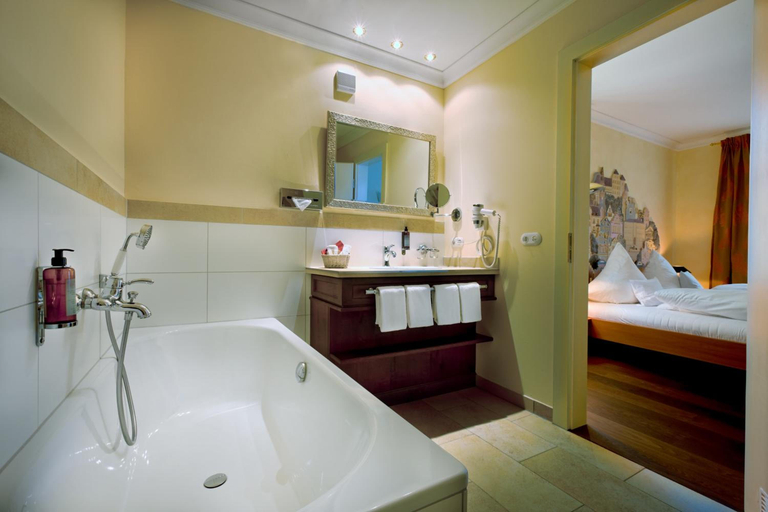 Bathroom 5, Romantik Hotel & Restaurant Fürstenhof, Landshut