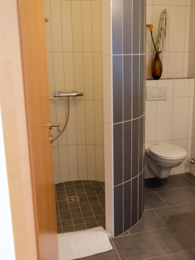 Bathroom 5, Mitten in der Welt - GH Roither, Urfahr Umgebung