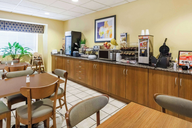 Food & Drinks 5, Microtel Inn & Suites by Wyndham Dickson City/Scranton, Lackawanna