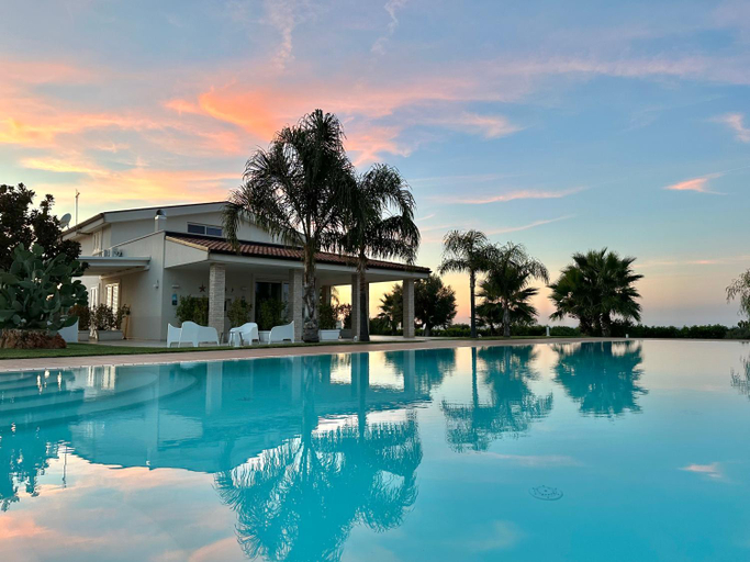 Sport & Beauty 2, Villa Maria - Apartments in villa with pool, Bari