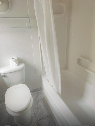 Bathroom 4, Niagara's Best Inn, Niagara