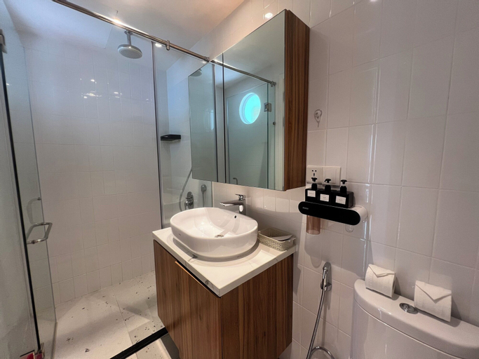 Bathroom 16