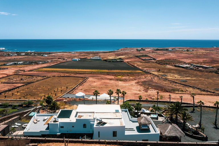 Others 5, Villa Palacio and Yurt - 2 Pools - Hot Tub - Fantastic Sea Views, Las Palmas