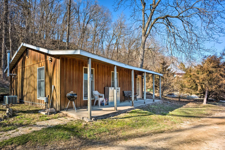 The Burgundy Cabin Iowa Retreat Pond and Fire Pit, Jackson