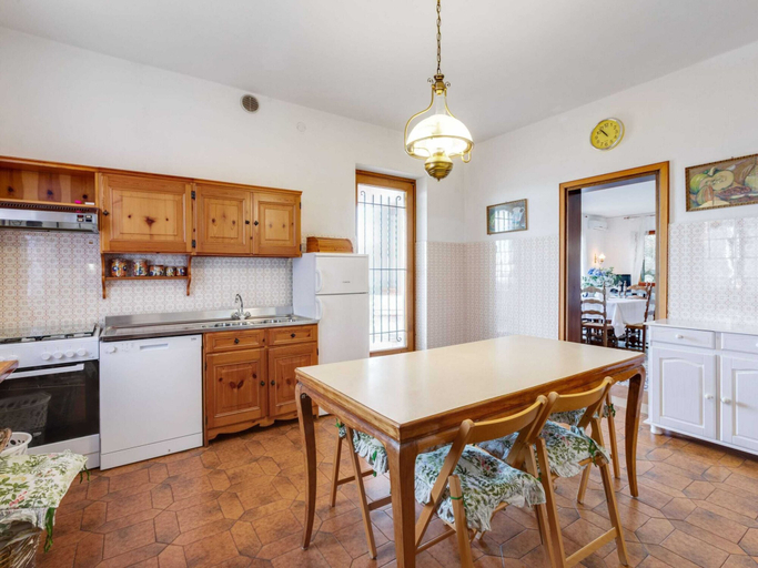 Private kitchen 4, Villa in Torri With Pool & Mountain Views, Verona