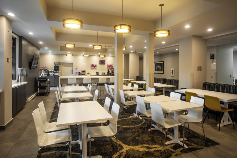 Food & Drinks 5, Microtel Inn and Suites by Wyndham Mont Tremblant, Les Laurentides