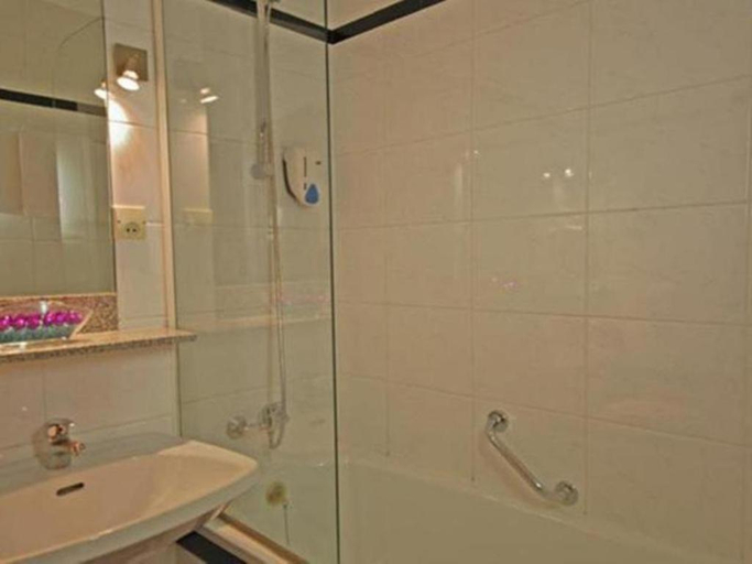 Bathroom 4, Attaché, Wien
