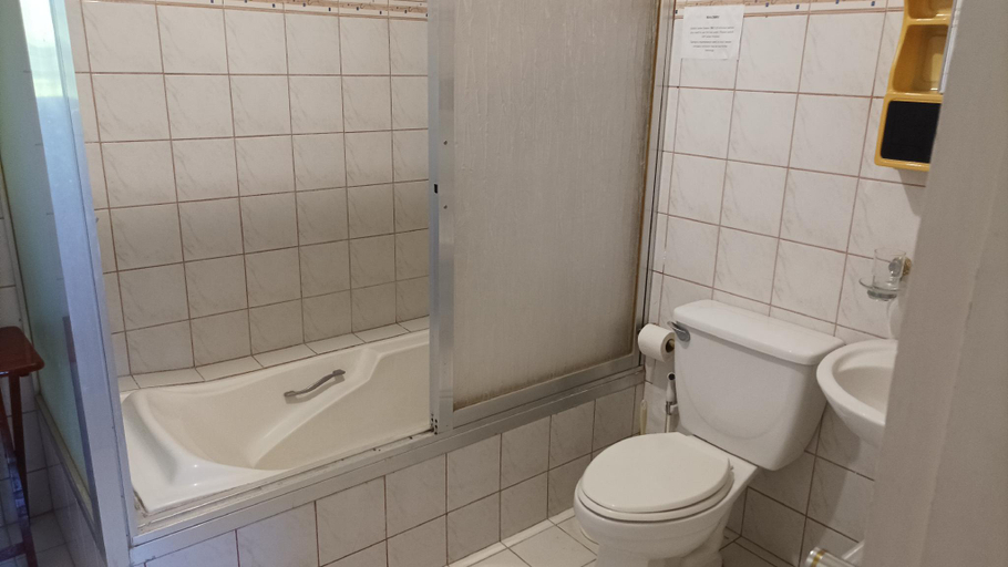 Bathroom 3, Hundred Islands Guest House and Gardens, Alaminos City