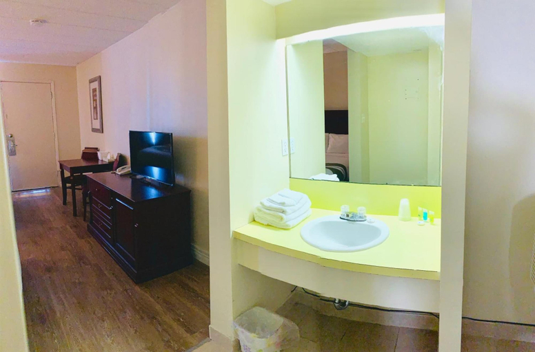 Bathroom 4, Niagara's Best Inn, Niagara