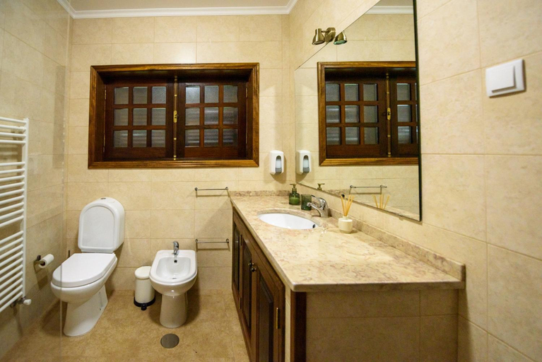 Bathroom 3, Greenside of Sea, Mira