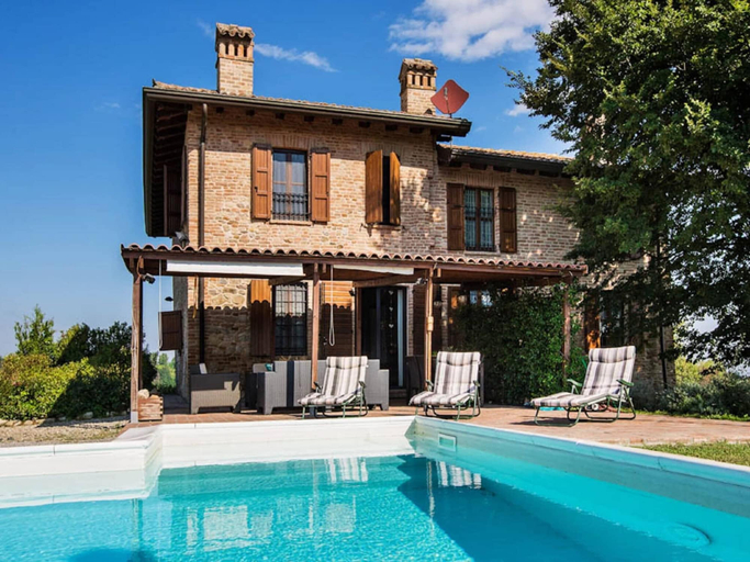 Exterior 3, Sunny Holiday Home With Swimming Pool, Parma