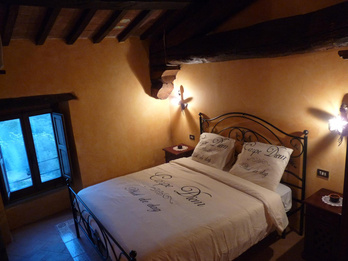 Bedroom 2, Giomici Castle, Perugia