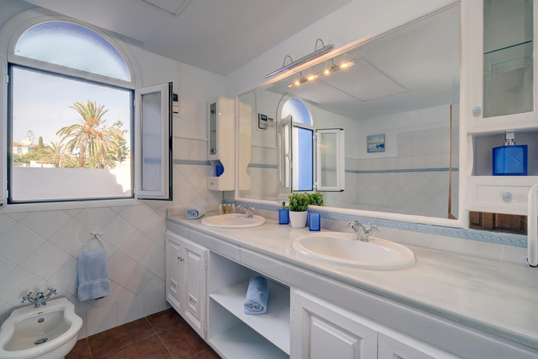 Bathroom 4, Villa 10 Luxe by Lirios Village Marbella - Superb Location and Heated Pool, Málaga