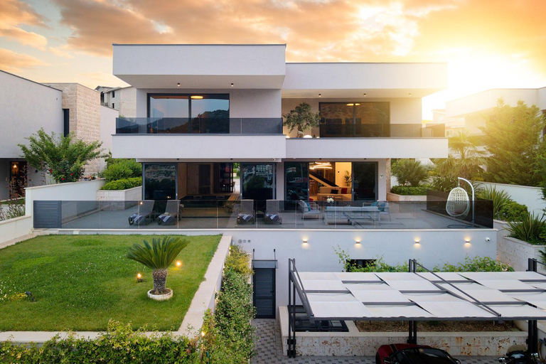 Exterior & Views