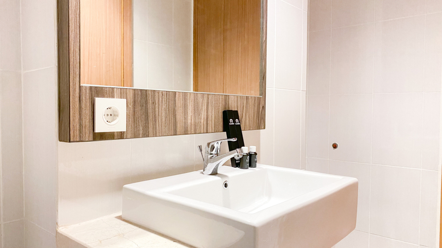Bathroom 5, Nice and Comfy 2BR at Samara Suites Apartment By Travelio, Jakarta Selatan