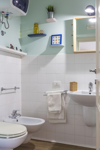 Bathroom 2, Salomone Apartments I by Wonderful Italy, Syracuse