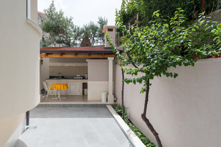 Others 4, Spacious Modern Apartment Miljak - 1min to the beach, Okrug