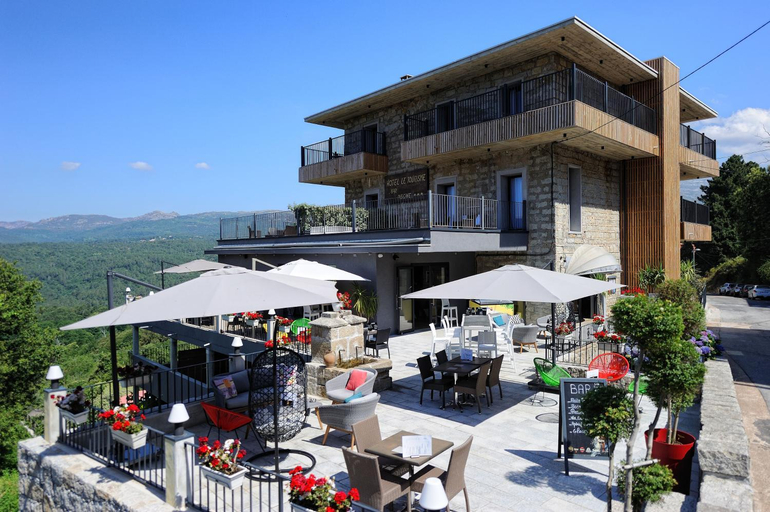 Exterior & Views