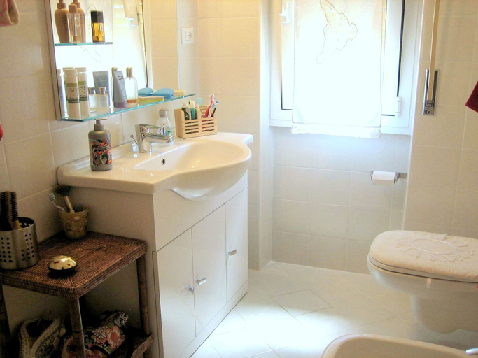 Bathroom, Villa in Lazise With Lake Garda Views, Verona