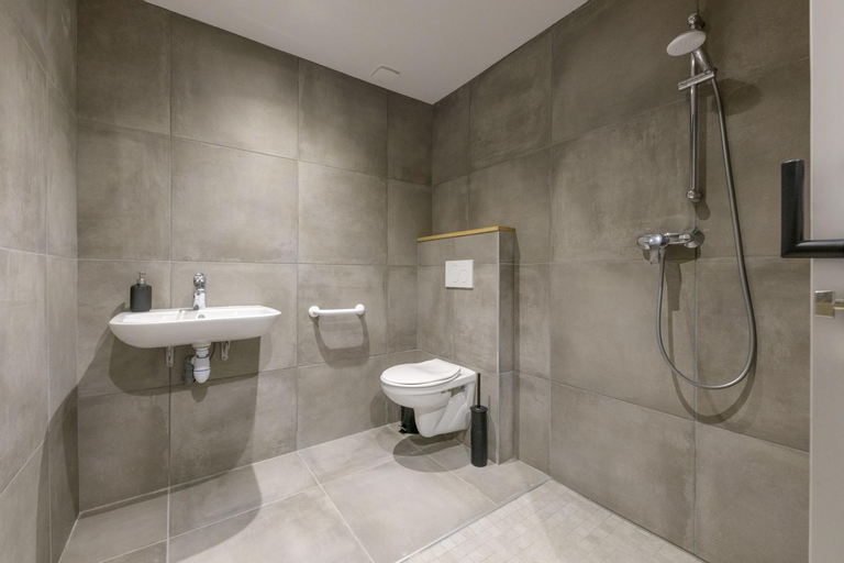 Bathroom 13